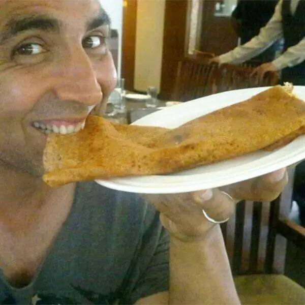 'बॉलीवुड के खिलाड़ी' अक्षय कुमार नाश्ते में अक्सर दूध पीते हैं और परांठे खाते हैं.