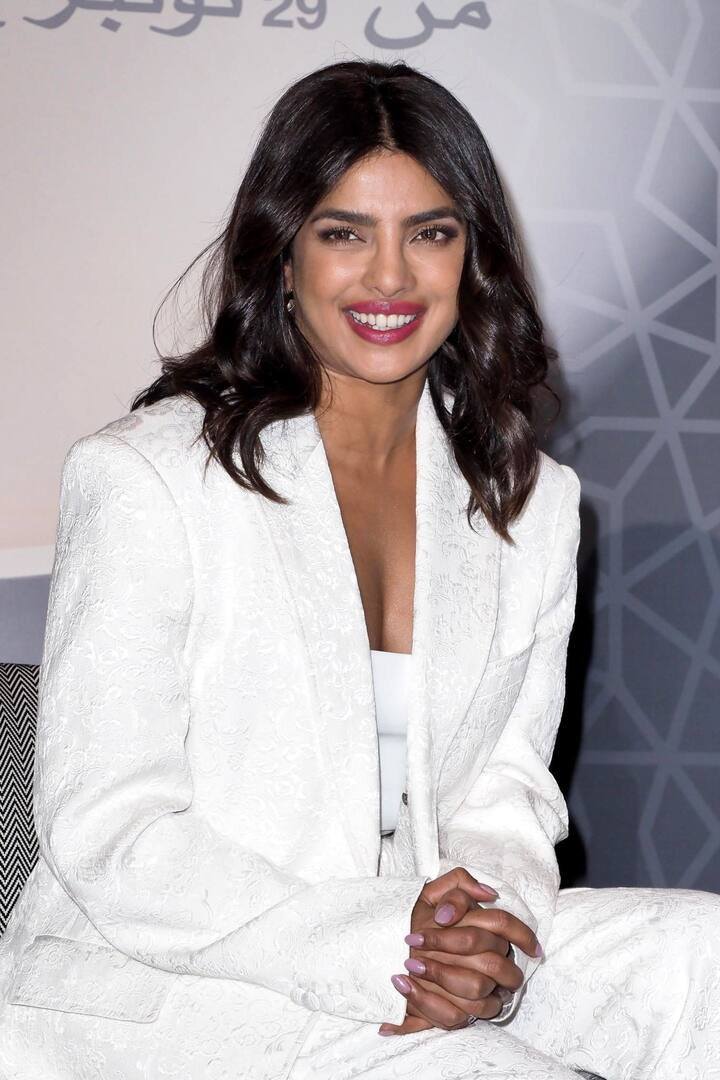 बॉस लेडी वाइब्स देते हुए, प्रियंका ने इस व्हाइट पैंटसूट का चुनाव किया. पीसी के सूट में एक फ्लोरल सेल्फ-प्रिंट थे, जिसे उन्होंने न्यूड हील्स के साथ पेयर किया था. प्रियंका ने अपने लुक को लहराते बालों और पिंक लिप्स के साथ पूरा किया.
