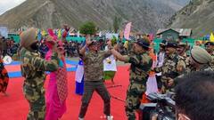 Akshay Kumar Pics: মাস্ক না পরে জওয়ানদের সঙ্গে নাচ! নেটিজেনরা বিঁধলেন অক্ষয়কুমারকে