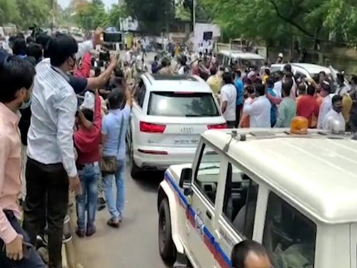 Maharashtra News health workers blocked Ajit Pawar's convoy in Beed,, police lathicharged बीडमध्ये आरोग्य कर्मचाऱ्यांनी अजित पवारांचा ताफा अडवला, पोलिसांचा सौम्य लाठीचार्ज