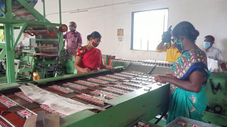 kovilpatti  matchbox production Vulnerability on without raw materials மூலப்பொருட்கள் இல்லை.... மூன்று மணி நேரம் தான் பணி... தவிக்கும் தீப்பெட்டி தொழிலாளர்கள்!