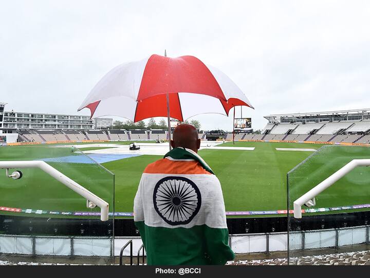 पंचांनी मैदानाची पाहणी केल्यानंतर सामना सुरू करणे शक्य होणार नसल्याचे सांगितलं. त्यामुळे पहिल्या दिवसाचा खेळ रद्द करण्यात आला.