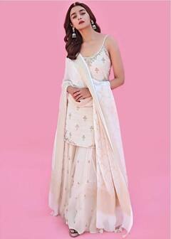 Shraddha Kapoor से Tara Sutaria तक, इन हसीनाओं ने आखिरी मिनट के लिए White Outfits को दी मंजूरी