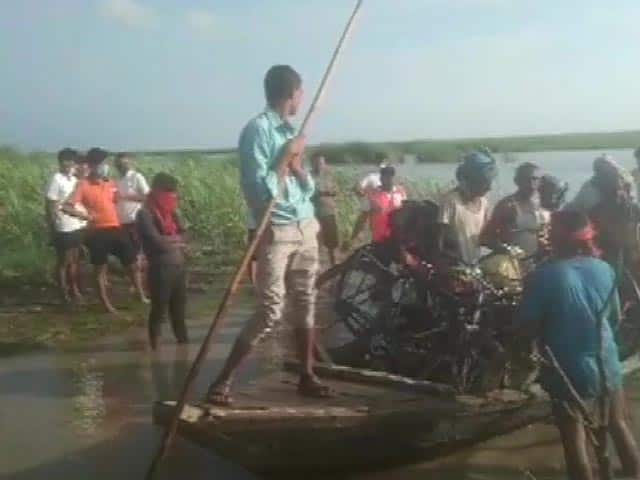 more than 100 people rescued who got stranded in a boat in Kushinagar कुशीनगर: बीच नदी बंद हुआ बोट का इंजन, रेस्क्यू ऑपरेशन के बाद बचाए गए 100 से ज्यादा लोग