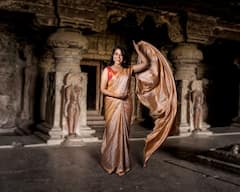 IN Pics |  'हिमरू साडीत' खुललं राधिकाचं सौंदर्य; पाहा फोटो