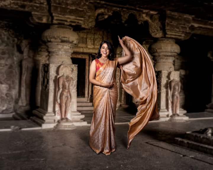 हिमरू साडीत अनिता अतिशय सुंदर दिसत आहे. (photo : instagram @anitadate_kelkar)