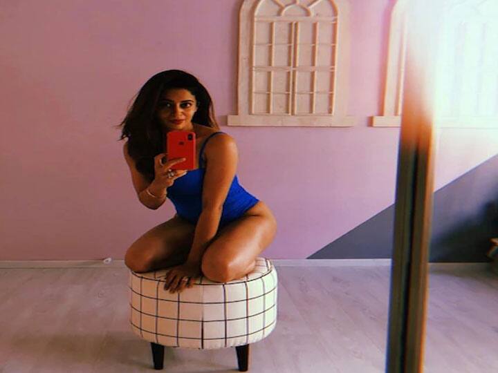 नेहा पेंडसे ने भाबीजी घर पर है में अनीता भाभी को रिप्लेस किया है. नेहा पेंडसे असल जिंदगी में बेहद ही ग्लैमरस फोटो खींचवाना पसंद करती हैं.