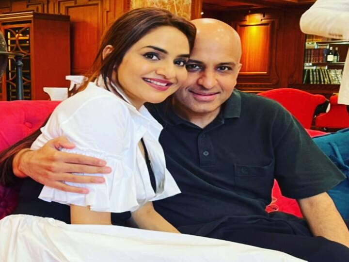 பிMadhubalaப்ரவரி 19, 1999ம் ஆண்டு ஆனந்த் ஷாவை மணந்தார், இவர்களுக்கு அமயா மற்றும் கியா என்ற இரண்டு மகள்கள் உள்ளனர்.