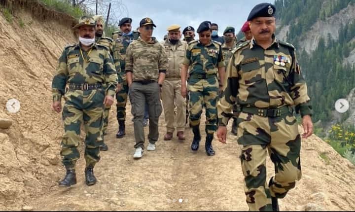 অন্য একটি ছবিতে অক্ষয়কে দেখা যায়, জওয়ানদের সঙ্গে ঘুরে এলাকা পরিদর্শন করতে। অক্ষয়ের সঙ্গে সেখানও উপস্থিত ছিলেন একাধিক জওয়ান ও সেনাপ্রধান।