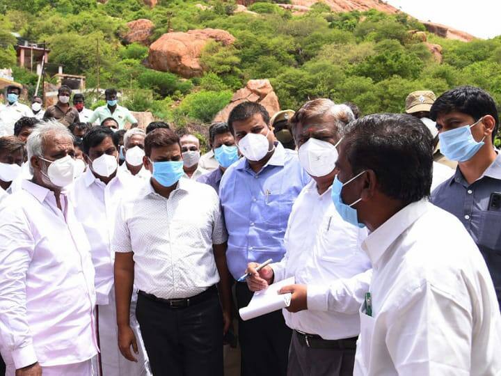 Karur District Collector shook hands with the waiting public and apologized கரூர் : காத்திருந்த பொதுமக்களிடம் கையெடுத்து கும்பிட்டு மன்னிப்பு கேட்ட மாவட்ட ஆட்சியர்..!