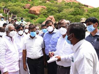 கரூர் : காத்திருந்த பொதுமக்களிடம் கையெடுத்து கும்பிட்டு மன்னிப்பு கேட்ட மாவட்ட ஆட்சியர்..!