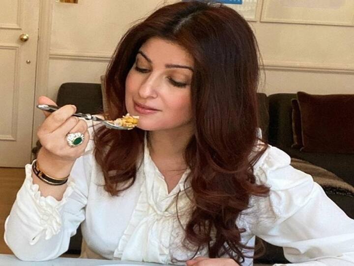 ட்விங்கிள் கன்னா பாட்ஷா, ஜப் பியார் கிசி சே ஹோட்டா ஹை, பார்சாத், இதிஹாஸ் மற்றும் பல வெற்றி படங்களில் நடித்துள்ளார்