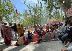 जम्मू कश्मीर में कोरोना पर आस्था भारी, सैकड़ों की संख्या में भक्तों ने किए मां भवानी के दर्शन