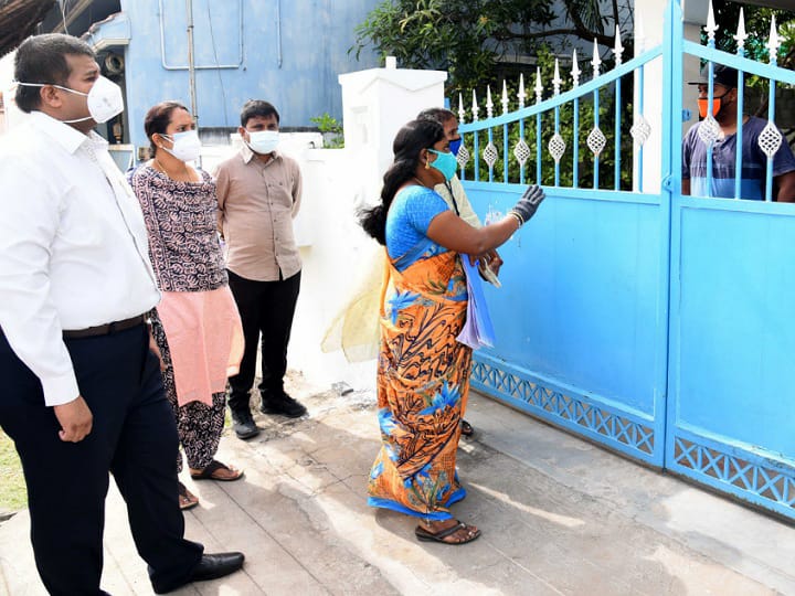 கரூர் : காத்திருந்த பொதுமக்களிடம் கையெடுத்து கும்பிட்டு மன்னிப்பு கேட்ட மாவட்ட ஆட்சியர்..!