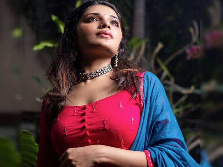 உன்ன தூக்கி போயி தாலிக் கட்டி வாழ்க்கைத் தருவேன்டி