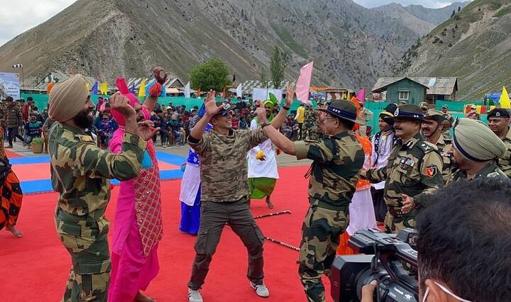 सोशल मीडियाच्या माध्यमातून त्यानं या भेटीतील खास क्षण चाहत्यांच्या भेटीला आणले. (छायाचित्र सौजन्य- instagram bsf_india, instagram_akshaykumar)