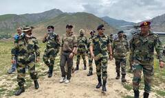 In Pics : जब मिल बैठेंगे सब यार; LAC वर जाऊन खिलाडी कुमारनं घेतली जवानांची भेट