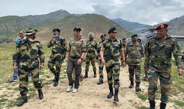 अक्षयनं जम्मू काश्मीरमधील बंदीपोरा जिल्ह्यात असणाऱ्या गुरेझ खोऱ्यातील एलएसीनजीक असणाऱ्या तुलैल येथे त्यानं ही भेट दिली. (छायाचित्र सौजन्य- instagram bsf_india, instagram_akshaykumar)