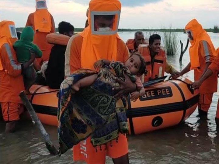 NDRF rescued more than 100 life who surrounded with water ann बीच मझधार में फंसे 100 से ज्यादा लोगों को NDRF के जांबाज जवानों ने बचाया, पढ़ें रेस्क्यू ऑपरेशन की पूरी कहानी