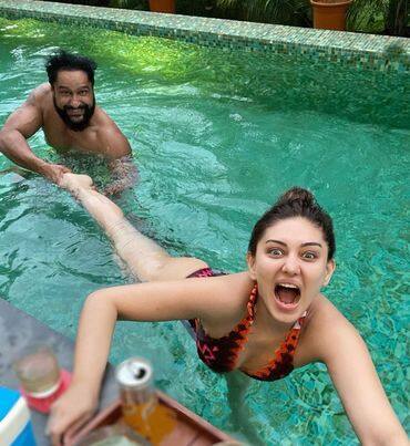 फोटो में दोनों बहुत ही फनी पोज देते दिख रहे हैं. जो काफी तेजी से वायरल हो रही है.