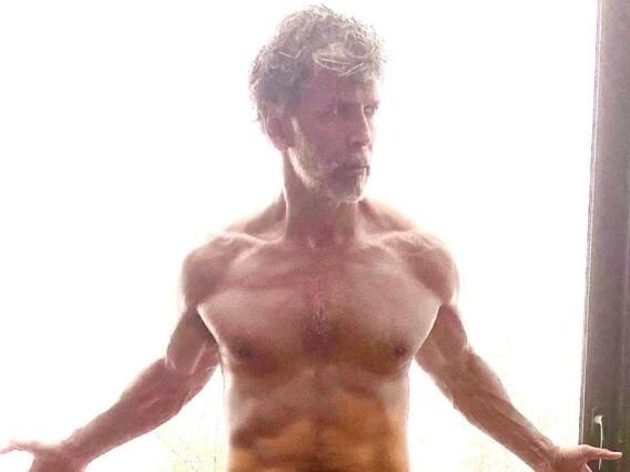 Milind Soman ने एक मिनट में किए 40 पुशअप्स, फैंस को वर्कआउट के लिए किया मोटिवेट Milind Soman ने एक मिनट में किए 40 पुशअप्स, फैंस को वर्कआउट के लिए किया मोटिवेट