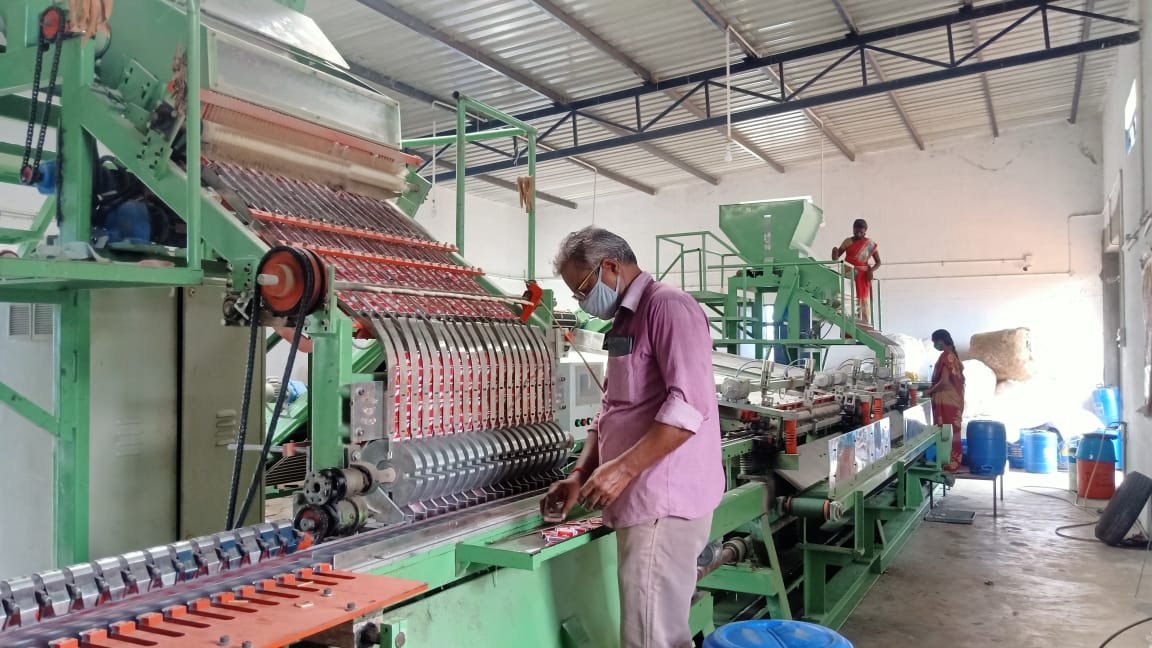 மூலப்பொருட்கள் இல்லை.... மூன்று மணி நேரம் தான் பணி... தவிக்கும் தீப்பெட்டி தொழிலாளர்கள்!