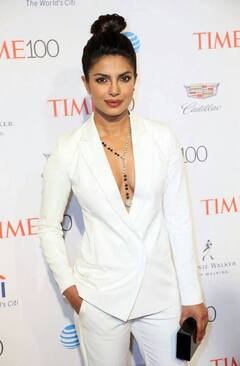 5 बार जब Priyanka Chopra Jonas ने White Pantsuit में लगाया ग्लैमर का तड़का