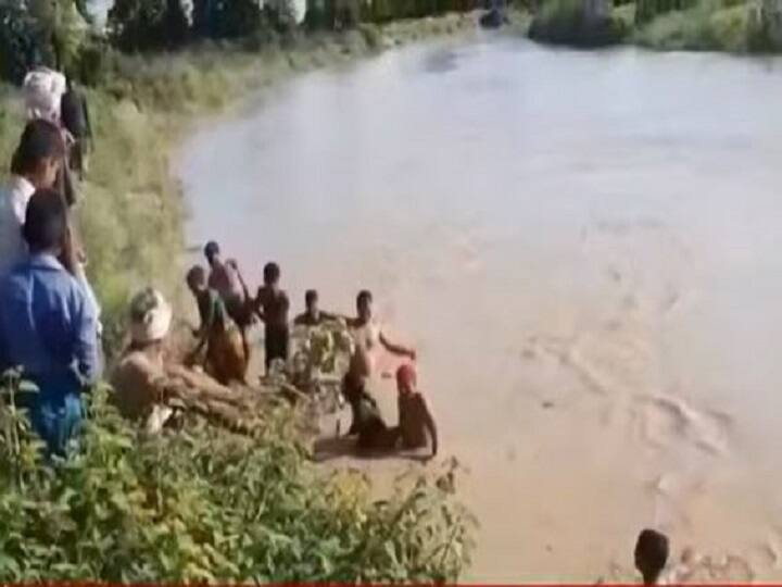 Procession stuck in the flood for two days, bridegroom swam back to the village in Shravasti दो दिन तक बाढ़ में फंसी रही बारात, दूल्हे और बारातियों को नदी में उतरना पड़ा, तैरकर वापस पहुंचे गांव