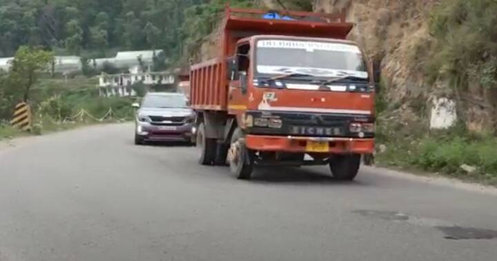 ਹਿਮਾਚਲ ਪ੍ਰਦੇਸ਼ ਦੇ ਸੋਲਨ ਵਿੱਚ ਕਾਲਕਾ-ਸ਼ਿਮਲਾ ਨੈਸ਼ਨਲ ਹਾਈਵੇਅ-5 'ਤੇ ਵਾਹਨਾਂ ਦੀ ਲੰਬੀ ਕਤਾਰਾਂ ਲੱਗਿਆਂ ਨਜ਼ਰ ਆ ਰਹੀਆਂ ਹਨ। ਕਾਲਕਾ-ਸ਼ਿਮਲਾ ਨੈਸ਼ਨਲ ਹਾਈਵੇ -5 ਨਿਰੰਤਰ ਜਾਮ ਹੈ।