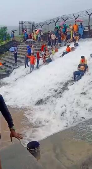 भुशी धरण हे ओव्हर फ्लो झाले असून पायऱ्यांवरून पाणी वाहात आहे. मात्र कोरोना कोरोनाच्या पार्श्वभूमीवर भिजण्याचा आनंद घेता येणार नाही.