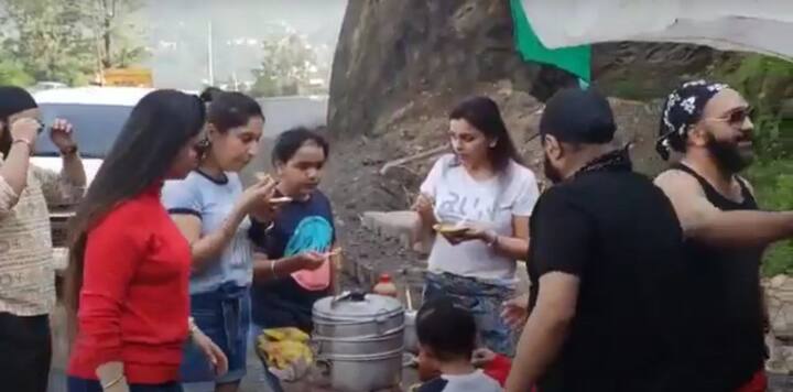 ਬੇਸ਼ੱਕ ਕਾਲਕਾ-ਸ਼ਿਮਲਾ ਨੈਸ਼ਨਲ ਹਾਈਵੇ-5 'ਤੇ ਹਰ ਪਾਸੇ ਜਾਮ ਹੈ, ਪਰ ਸੈਲਾਨੀ ਹਿਮਾਚਲ ਆਉਣ 'ਤੇ ਬਹੁਤ ਖੁਸ਼ ਹਨ। ਇਸ ਦੇ ਨਾਲ ਹੀ ਜਦੋਂਕਿ ਹੋਟਲ ਵਾਲਿਆਂ ਨੇ ਵੀ ਕਈ ਦਿਨਾਂ ਬਾਅਦ ਕਾਰੋਬਾਰ 'ਤੇ ਪਰਤਣਾ ਸ਼ੁਰੂ ਕਰ ਦਿੱਤਾ ਹੈ ਤੇ ਉਹ ਵੀ ਬਹੁਤ ਖੁਸ਼ ਨਜ਼ਰ ਆ ਰਹੇ ਹਨ।