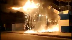 Delhi: शाहीन बाग के फुटओवर ब्रिज पर अचानक लगी आग, देखें वीडियो