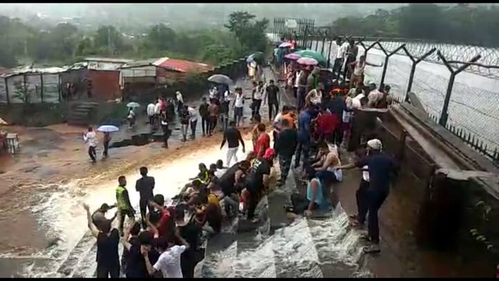 विकएन्ड असल्याने पुणे-मुंबईचे पर्यटक ओसंडून वाहणाऱ्या धरणावर हजेरी लावण्याच्या तयारीत आहेत.