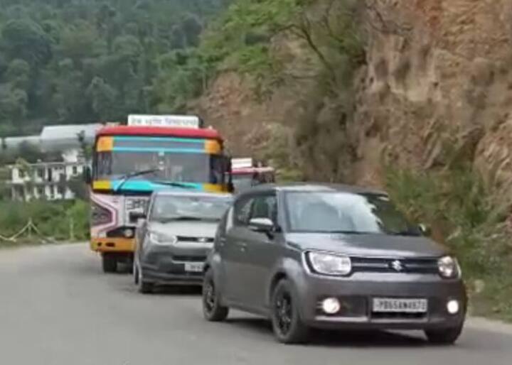 ਕੋਰੋਨਾ ਕਰਫਿਊ 'ਚ ਢਿੱਲ ਤੇ ਆਰਟੀਪੀਸੀਆਰ ਦੀ ਨੈਗਟਿਵ ਰਿਪੋਰਟ ਲਿਆਉਣ ਦੀ ਲਾਜ਼ਮੀ ਜ਼ਰੂਰਤ ਤੋਂ ਬਾਅਦ ਹਿਮਾਚਲ ਪ੍ਰਦੇਸ਼ ਵਿਚ ਵਾਹਨਾਂ ਦਾ ਸੈਲਾਬ ਉਮੜਿਆ ਹੈ। ਯਾਤਰੀਆਂ ਦੀ ਵੱਡੀ ਭੀੜ ਹਿਮਾਚਲ ਆ ਰਹੀ ਹੈ, ਜਿਸ ਕਾਰਨ ਹਿਮਾਚਲ ਪ੍ਰਦੇਸ਼ ਦੇ ਬਾਰਡਰ ਪਰਵਾਣੂ ਤੋਂ ਸੋਲਨ ਸ਼ਿਮਲਾ ਤਕ ਕਈ ਥਾਂਵਾਂ 'ਚ ਜਾਮ ਲੱਗੇ ਹੋਏ ਹਨ।