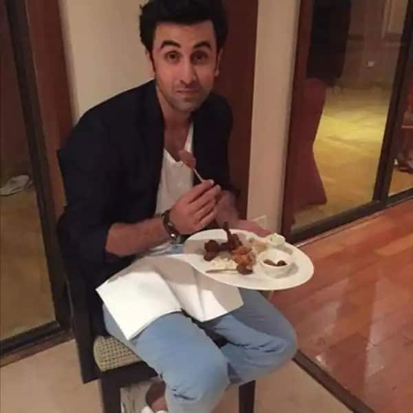 बॉलीवुड के 'चॉकलेटी बॉय' रणबीर कपूर नाश्ते में बादाम, ब्राउन ब्रेड, प्रोटीन शेक आदि लेना पसंद करते हैं. वह फिट बॉडी बनाए रखने के लिए नियमित रूप से एक्सरसाइज भी करते हैं.