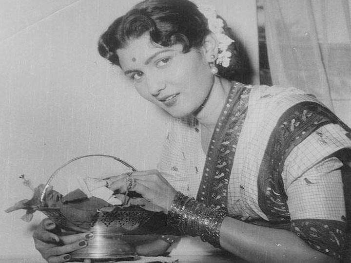 एक्ट्रेस शशिकला का जन्म अमीर परिवार में हुआ था. उन्होंने अपना बचपन बेहद ऐशोआराम से गुजरा था लेकिन एक समय ऐसा आया जब उनका सबकुछ बदलकर रख दिया. मीडिया रिपोर्ट की मानें तो शशिकला के पिता को बिज़नेस में धोखा मिला था.