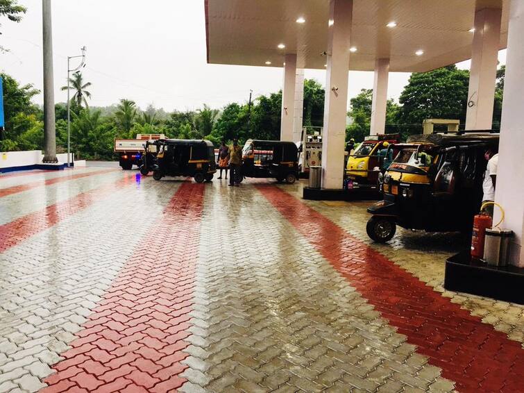Kerala Petrol Pump Gives 3 Litres Of Free Fuel To Autorickshaw Drivers Amid Price Hike Kerala Petrol Pump Gives 3 Litres Of Free Fuel To Autorickshaw Drivers Amid Price Hike