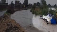 અમરેલીના બાબરાના ગ્રામ્ય વિસ્તારમાં ધોધમાર વરસાદ, નડાળા ગામે નદીમાં બોલેરો તણાઇ