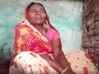 patna old lady was vaccinated twice at the same time has caused a stir ‛கோவாக்சின் ஒன்னு... கோவிஷீல்ட் ஒன்னு...’ ஒரே நேரத்தில் பாட்டிக்கு ‛காக்டெய்ல்’  ஊசி போட்ட நர்ஸ்!