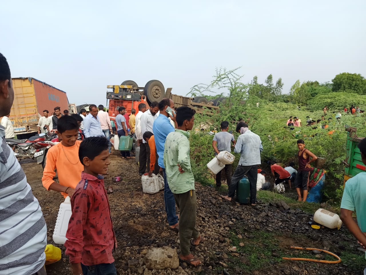 औरंगाबादमध्ये डिझेलचा टँकर पलटी, डिझेल भरण्यासाठी शेकडोंची धावपळ; 200 लिटरचा ड्रम घेऊन पठ्ठ्या टँकरकडे!