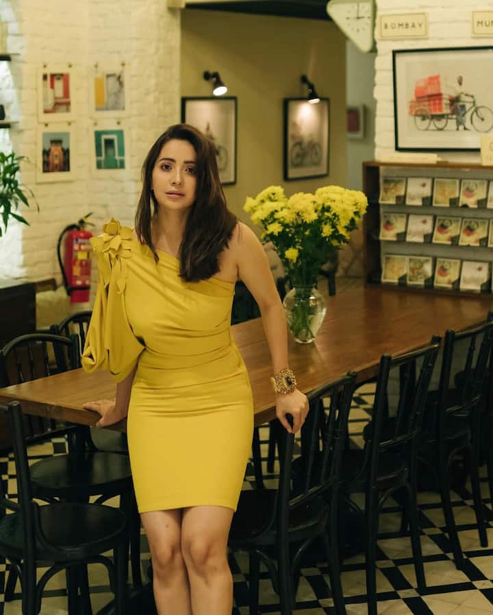 आशा नेगी ने मस्टर्ट बॉडीकॉन ड्रेस पहना हुआ है और वह अपने कर्व्स को दिखा रही हैं. इसमें वह बेहद खूबसूरत और गोर्जियस लग रही हैं.