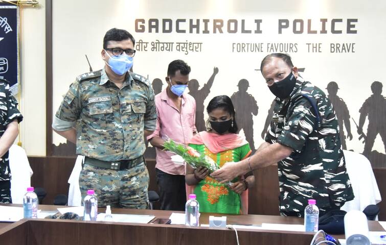 gadchiroli 20 year old woman naxal surrender लग्न नको म्हणून नक्षलवादी बनलेल्या तरुणीचं लग्नासाठी आत्मसमर्पण