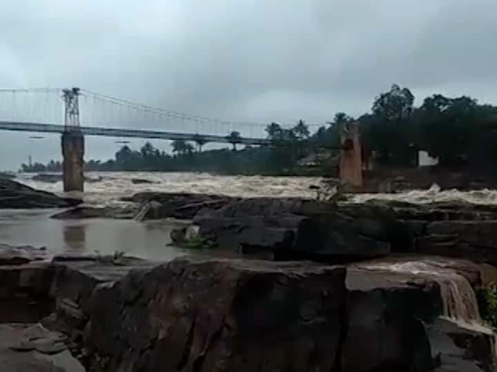 घटप्रभा नदीवर असणारा झुलता पूल देखील पर्यटकांचे खास आकर्षण आहे. पूर्ण क्षमतेने धबधबा प्रवाहित  झालेला असताना त्याचे तुषार काही किलोमीटरपर्यंत उडतात.