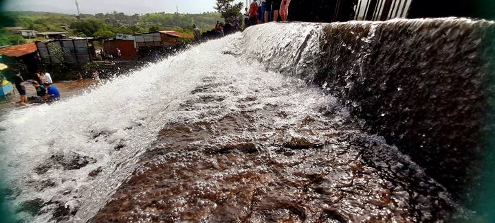 . परंतु यंदाही पर्यटकांना या धरणावर जाऊन भिजण्याच्या आनंदाला मुकावं लागणार आहे. इथे पर्यटकांना येण्यास बंदी आहे.