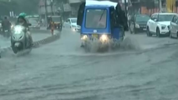 રાજકોટના ધોધમાર વરસાદ, અનેક વિસ્તારોમાં ભરાયા પાણી