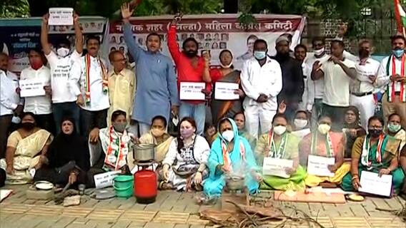 Nashik : नाशिकमध्ये काँग्रेसचं महागाईविरोधात आंदोलन ; रस्त्यावर चूल मांडून कार्यकर्त्यांची घोषणाबाजी