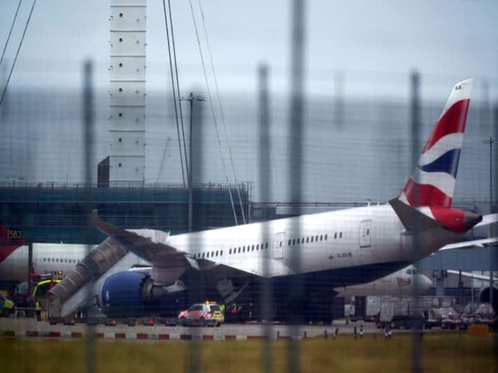 Plane crashes on runway in London என்னது ஏரோபிளேன் ‛ஸ்கிட்’ ஆச்சா... நம்ம ஊரு ரோடு பரவாயில்லையே!