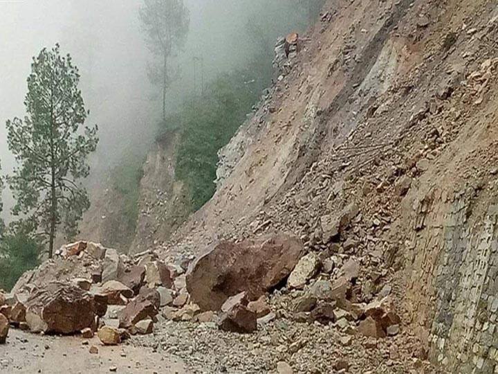 rudraprayag Badrinath and Kedarnath highways closed due to heavy rains in uttarakhand ann भारी बारिश के चलते बद्रीनाथ और केदारनाथ हाईवे बंद, सड़क से मलबा हटाने में छूट रहे विभाग के पसीने