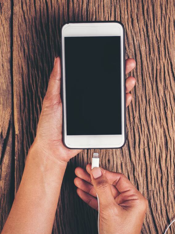 फोन को चार्ज करते समय बरतें ये सावधानियां