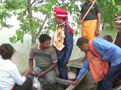 गोपालगंजः बाढ़ देखकर दूल्हे ने लौटा दी बारातियों की गाड़ी, शादी करने के लिए नाव से पहुंचा दुल्हन के घर
